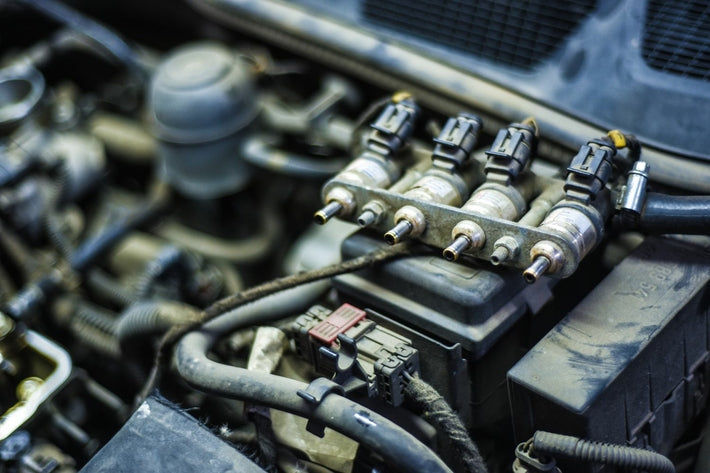 Gros plan sur une rampe d injecteurs de carburant dans le moteur d une voiture