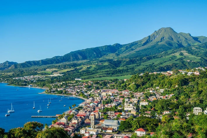 Vue panoramique sur Saint-Pierre en Martinique pour préparer un road trip