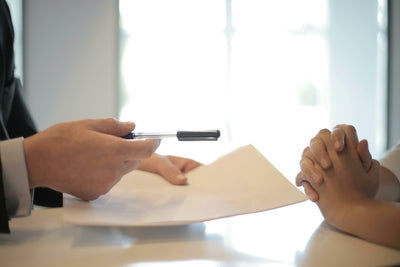 Signature d un contrat d achat de voiture chez un concessionnaire ou conseiller