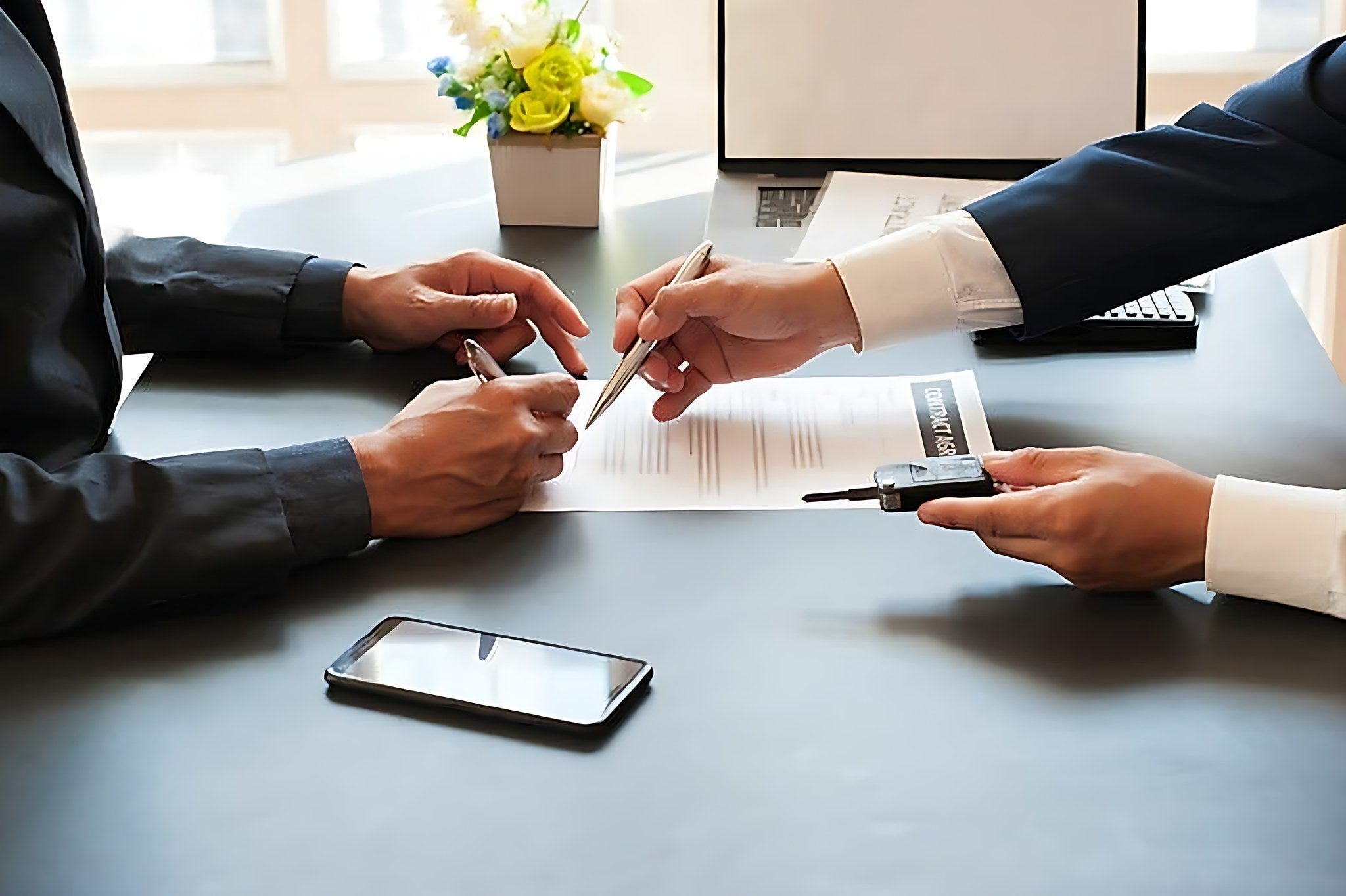 Signature d un contrat de vente de voiture d occasion avec remise des cles