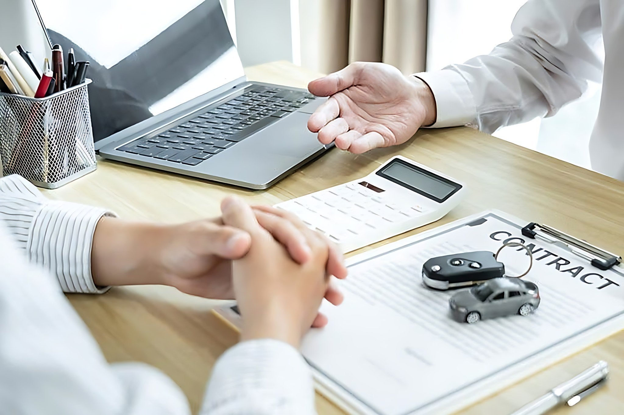 Signature du contrat de vente d une voiture d occasion avec le proces verbal de controle technique sur la table