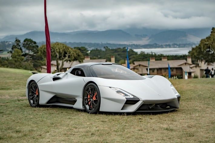 Supercar SSC Tuatara en gris mat exposee sur la pelouse lors du concours de Pebble Beach
