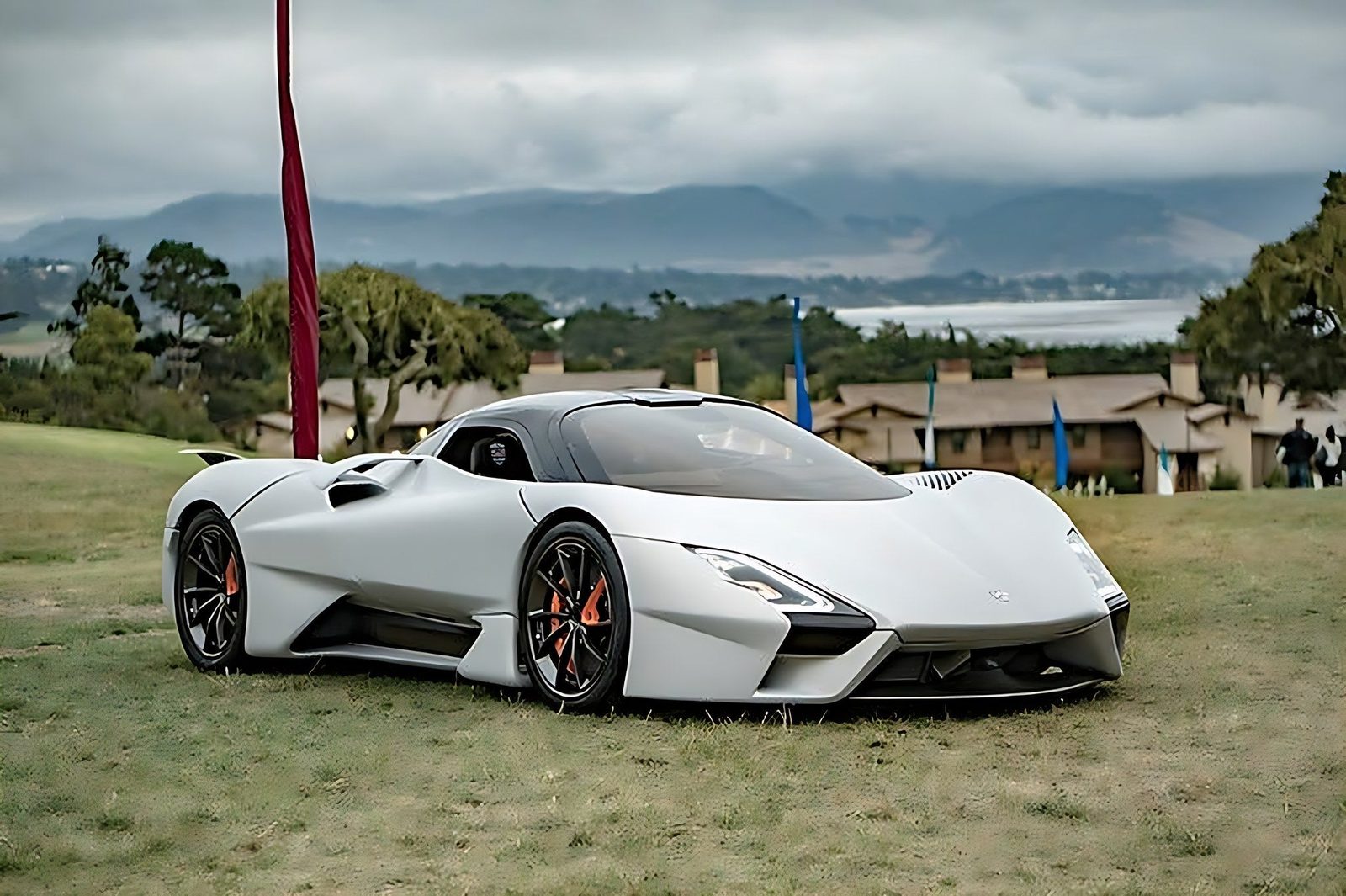 Supercar SSC Tuatara en gris mat exposee sur la pelouse lors du concours de Pebble Beach