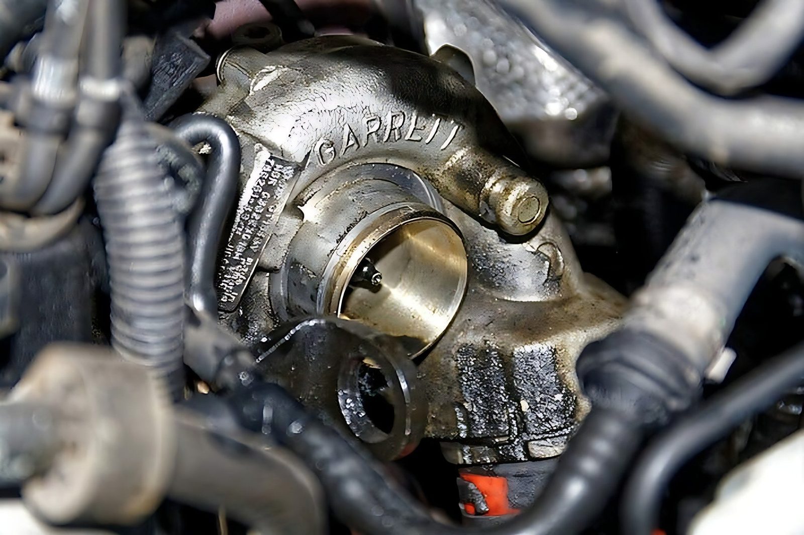 Turbocompresseur Garrett presentant une fuite d huile sur le carter central du moteur
