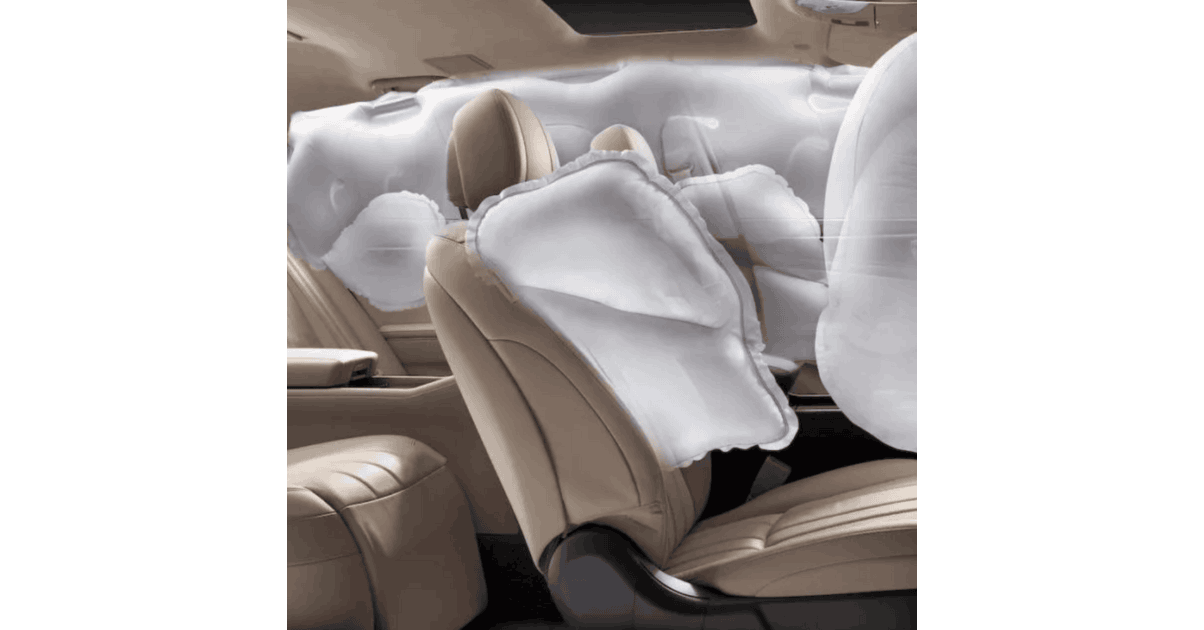 Airbags frontaux et lateraux deployes dans l habitacle d une voiture apres un choc