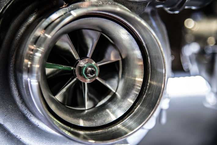 Gros plan sur l ailette interne d un turbocompresseur de voiture grippe ou endommage