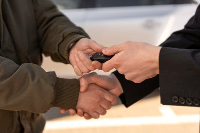 Achat d un vehicule d occasion avec remise des cles et poignee de main chaleureuse