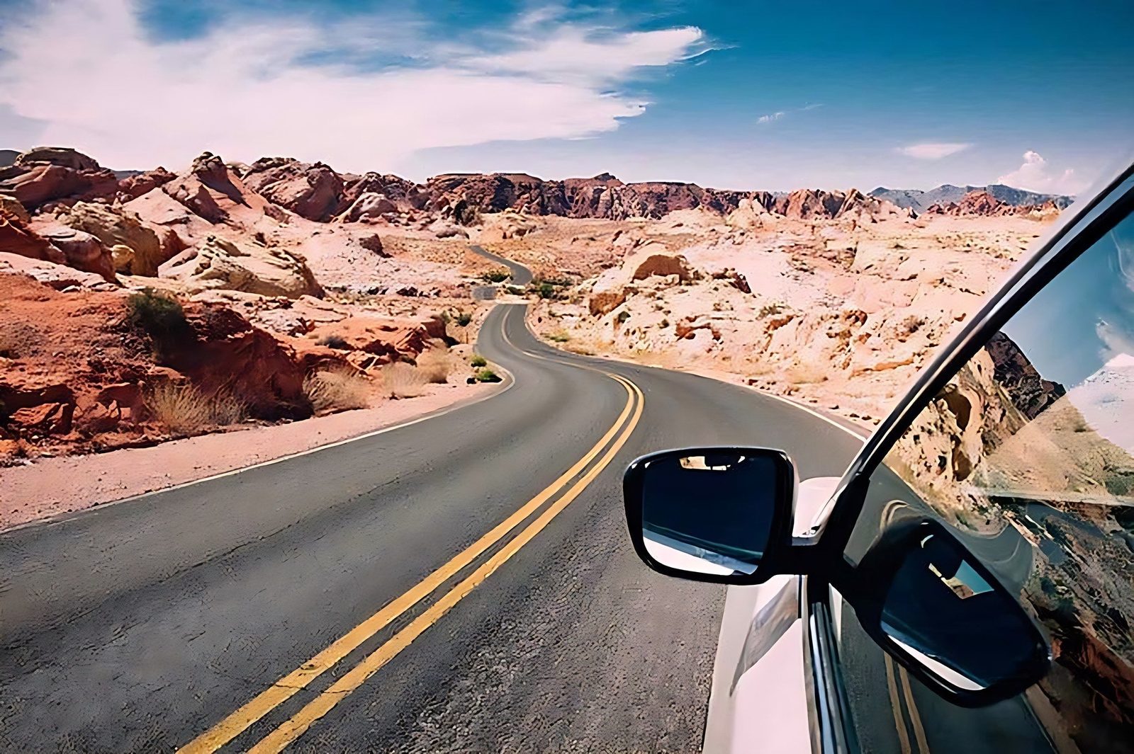 Voiture roulant sur une route sinueuse de montagne pour un long trajet de vacances