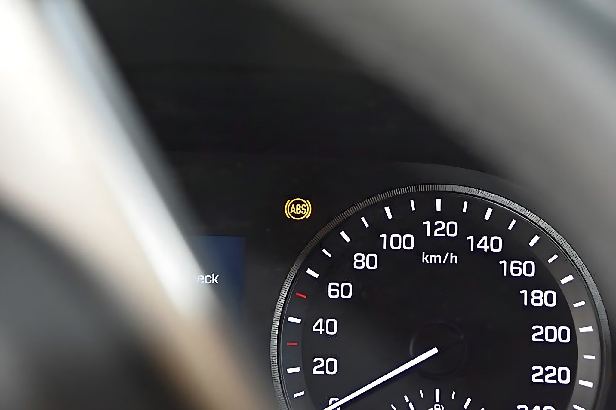 Voyant ABS orange allume sur le tableau de bord d une voiture en roulant