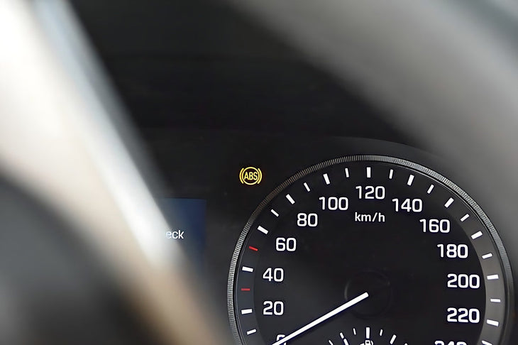 Voyant ABS orange allume sur le tableau de bord d une voiture en roulant