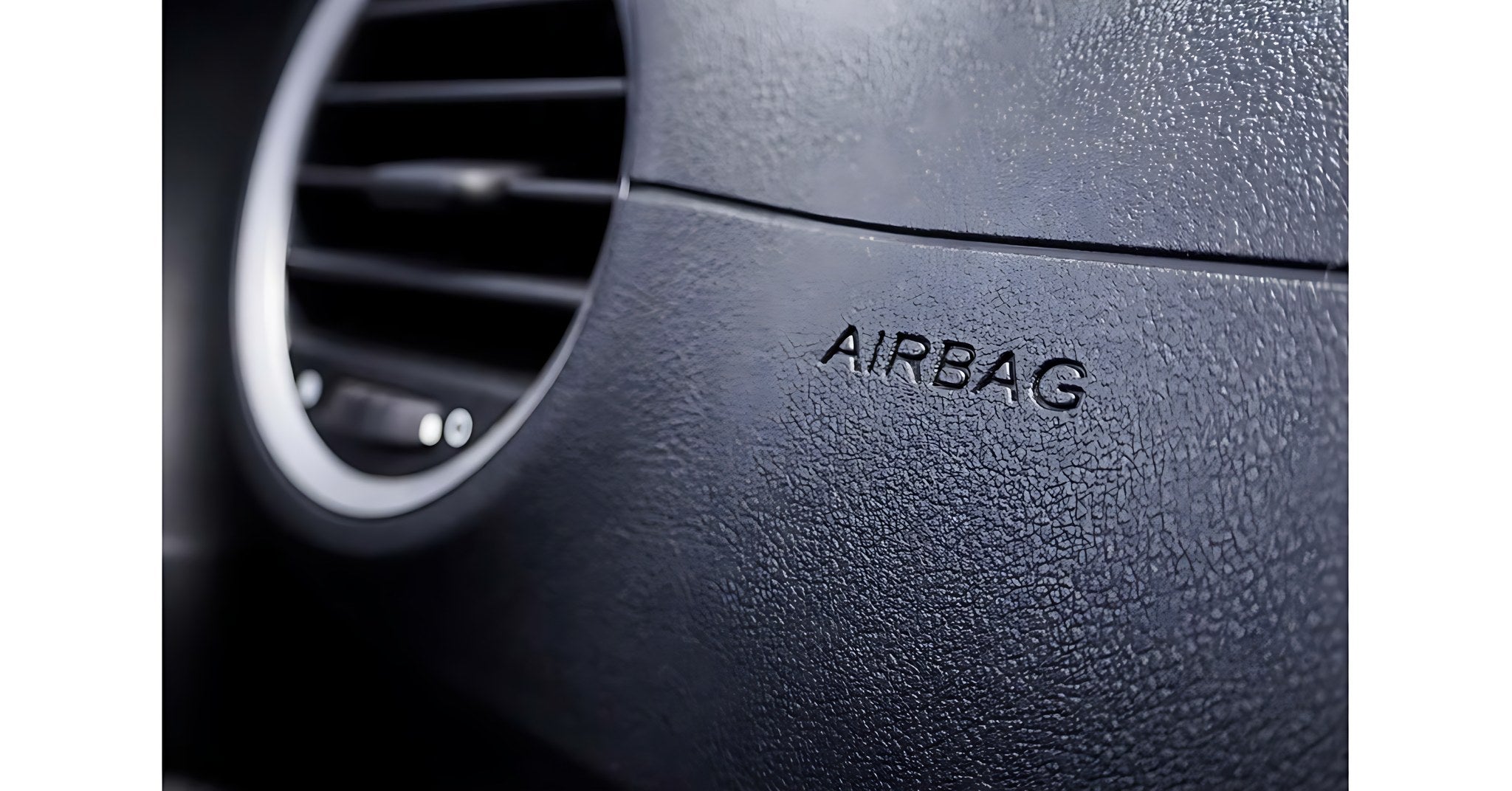 Mannequin de crash test protege par un airbag deploye lors dun essai de securite routiere