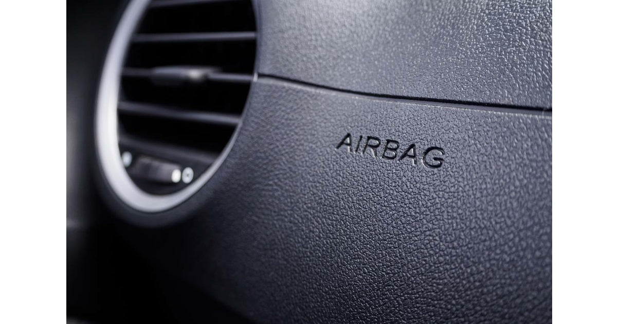 gros plan sur l inscription airbag integree au tableau de bord d une voiture