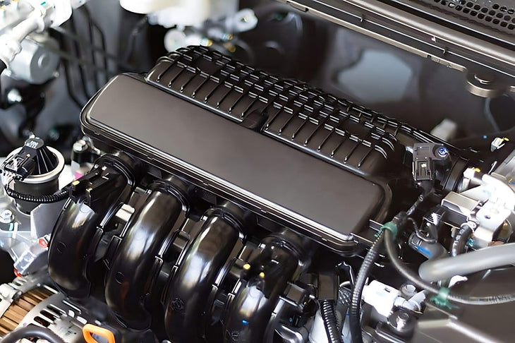 Vue detaillee du compartiment moteur d une voiture avec le systeme de poussoir hydraulique