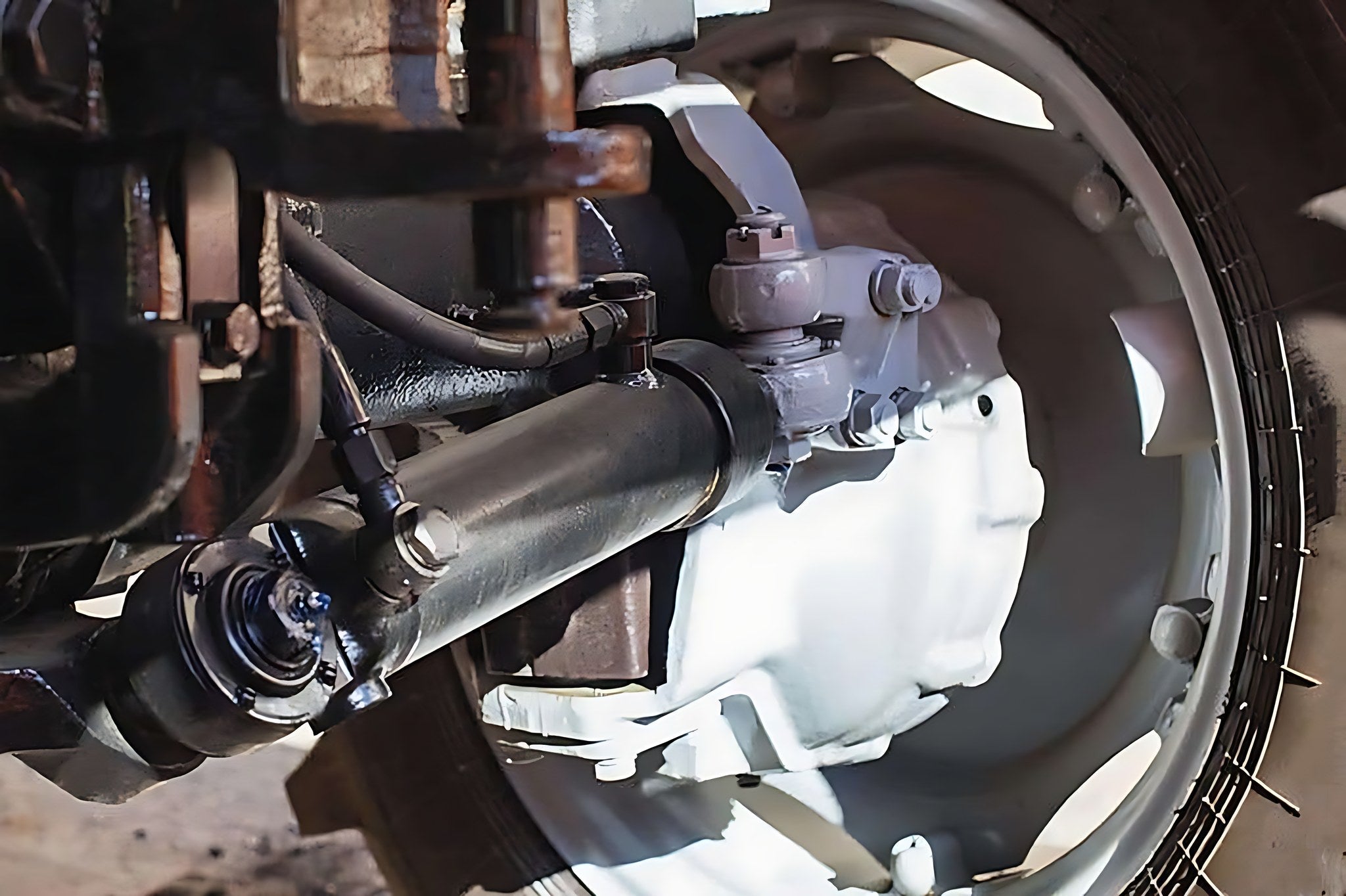 Vue detaillee de la cremaillere de direction et des organes de transmission d un vehicule
