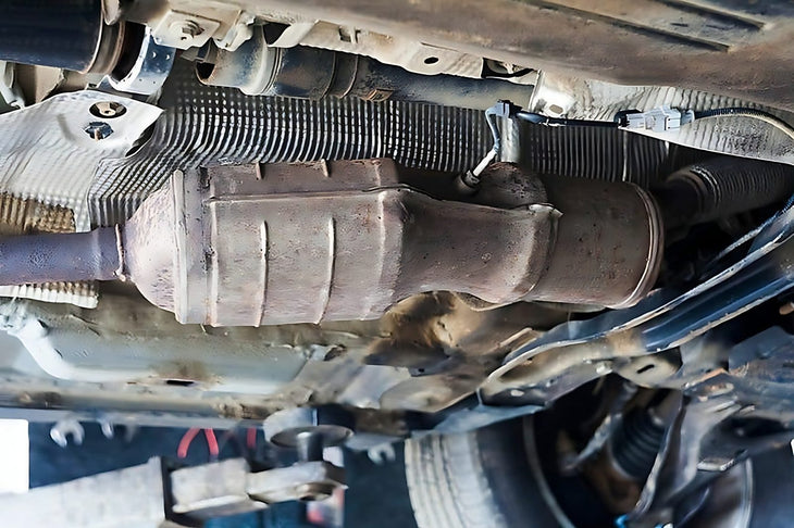 Vue sous le chassis d une voiture montrant le filtre a particules et la ligne d echappement