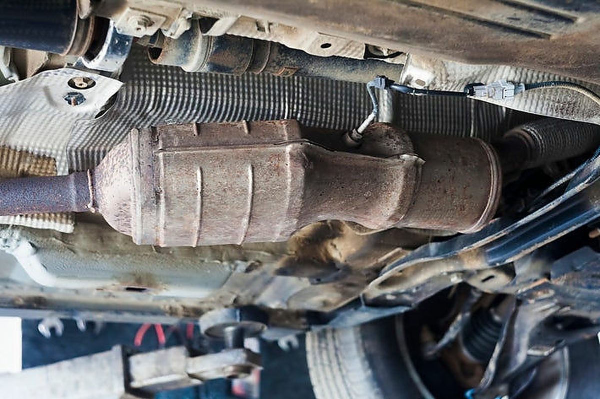 Vue sous le chassis d une voiture montrant le filtre a particules et la ligne d echappement