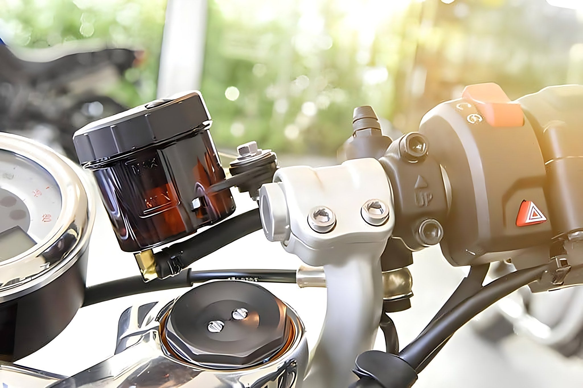 Zoom sur un bocal de liquide de frein de moto avec reperes de niveau mini et maxi