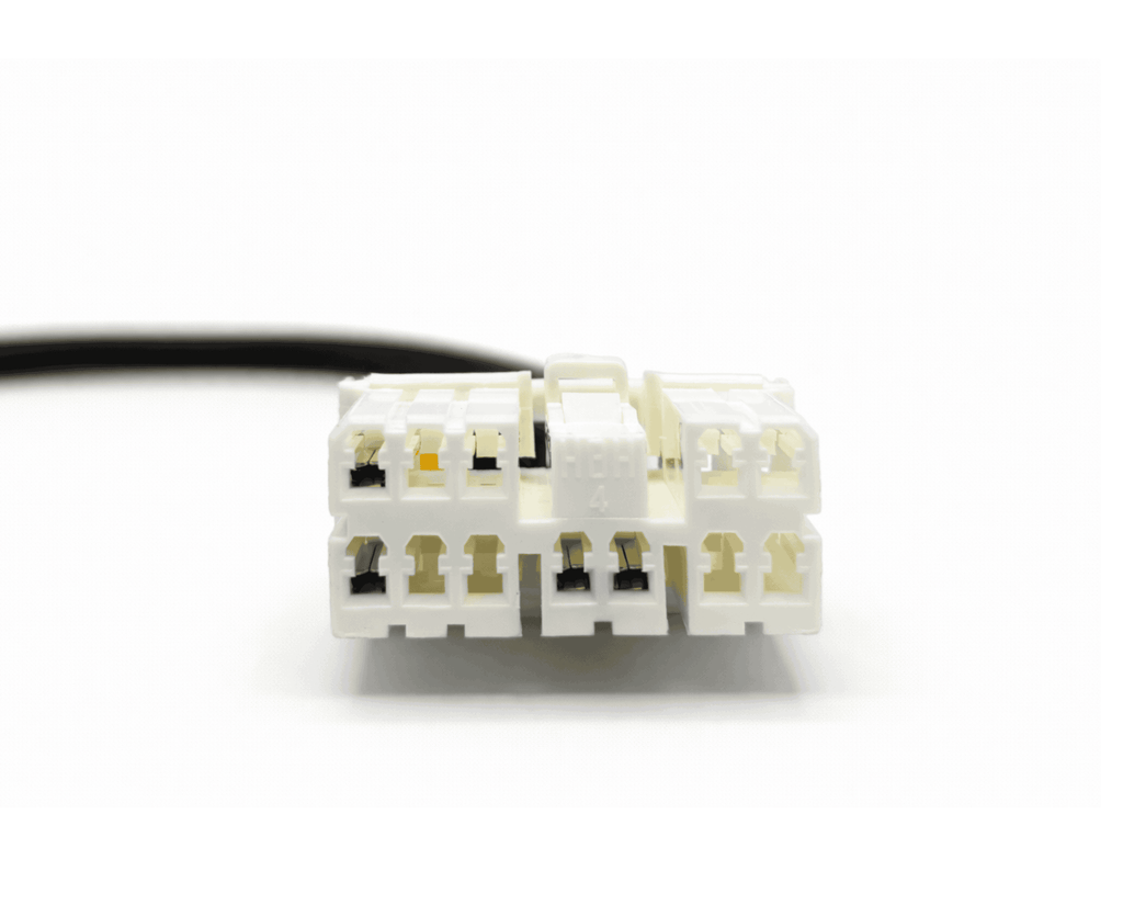 Gros plan sur le connecteur blanc 12 broches d un adaptateur Tesla vers prise OBD2