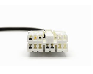Gros plan sur le connecteur blanc 12 broches d un adaptateur Tesla vers prise OBD2