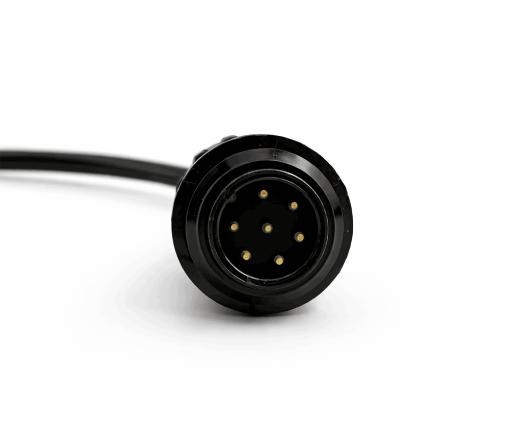Gros plan sur le connecteur male a sept broches dorees de l adaptateur Knorr Wabco Trailer