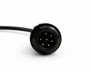Gros plan sur le connecteur male a sept broches dorees de l adaptateur Knorr Wabco Trailer