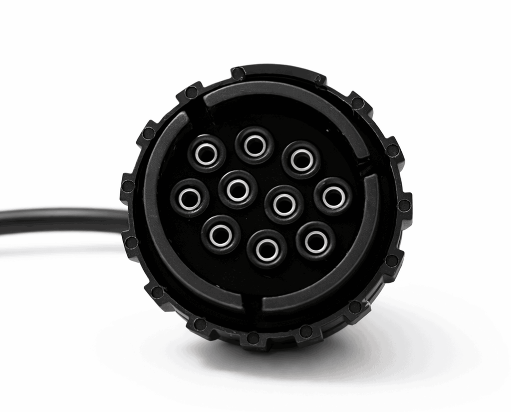 Gros plan sur le connecteur 10 broches de l'adaptateur diagnostic pour moto BMW