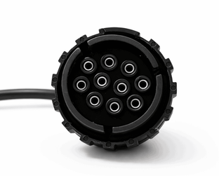 Gros plan sur le connecteur 10 broches de l'adaptateur diagnostic pour moto BMW