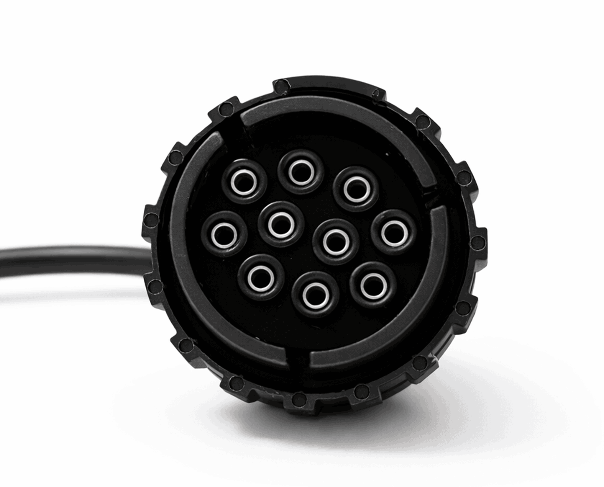 Gros plan sur le connecteur 10 broches de l'adaptateur diagnostic pour moto BMW