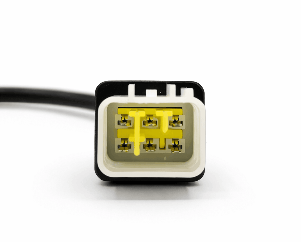 Gros plan sur la prise Delphi 6 broches de l adaptateur OBD2 pour diagnostic de moto