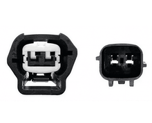 Vue de face des connecteurs d un adaptateur de diagnostic pour voiture Nissan