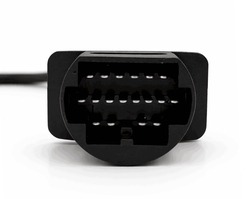 Gros plan sur la prise noire d'un adaptateur de diagnostic 17 broches Ford Toyota et Mazda