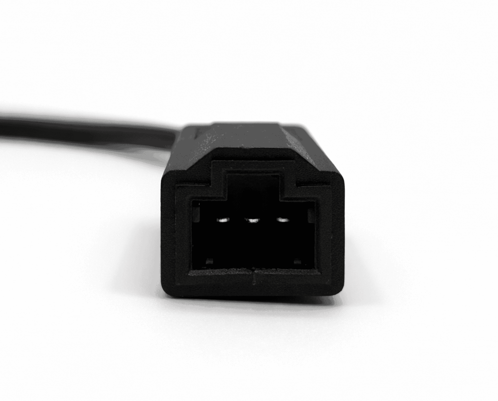 Vue rapprochée du connecteur noir femelle à 3 broches d un adaptateur de diagnostic Honda