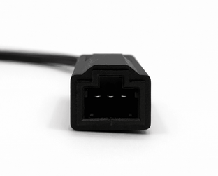 Vue rapprochée du connecteur noir femelle à 3 broches d un adaptateur de diagnostic Honda