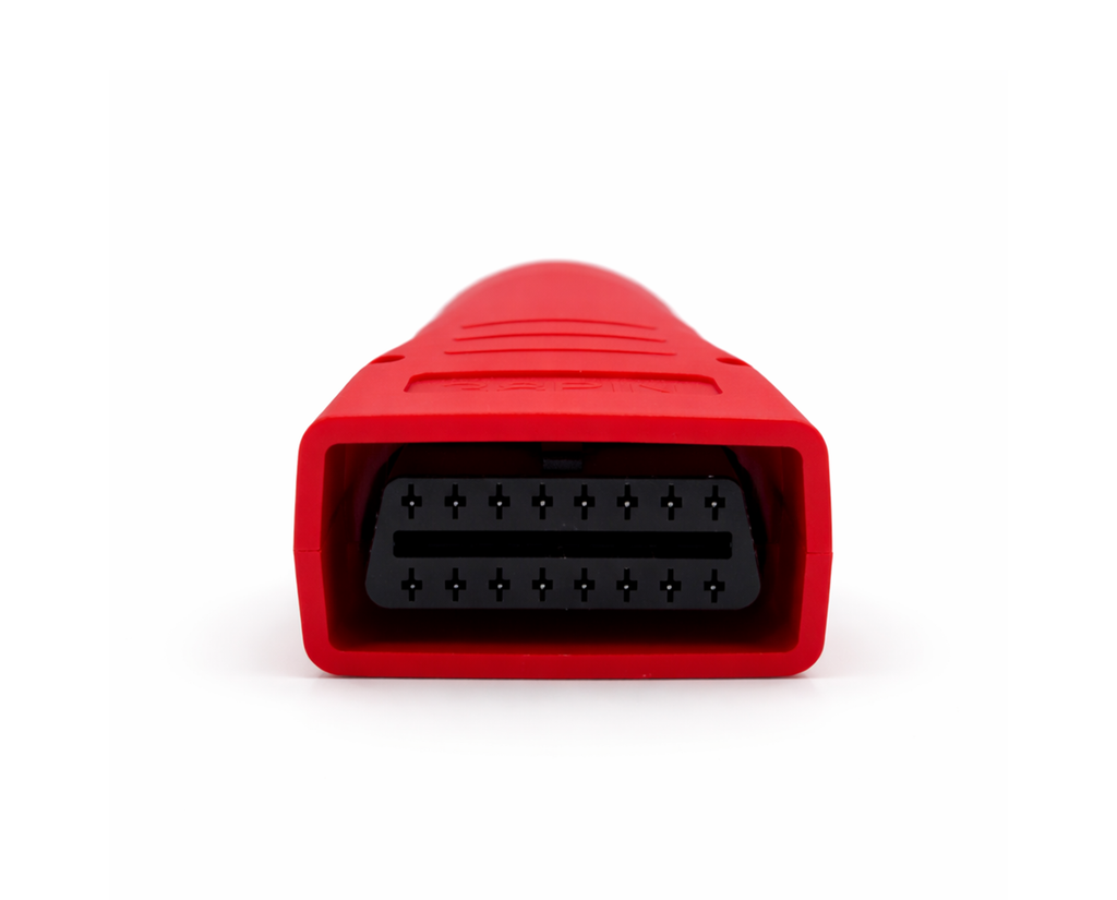 Vue arrière de la prise femelle de l'adaptateur OBD2 rouge de diagnostic Mercedes Benz