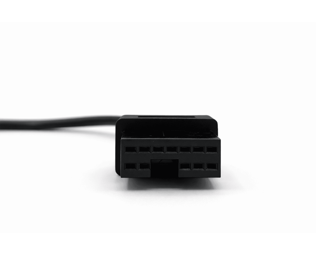 Gros plan sur le connecteur noir de l adaptateur de diagnostic Mitsubishi 12 broches vers OBD2