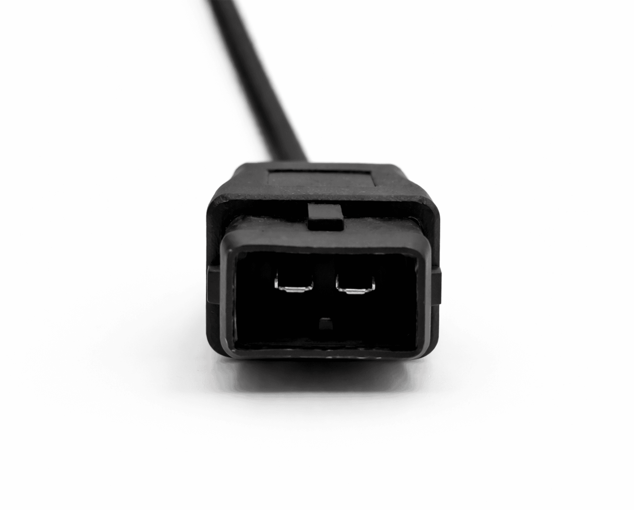 Gros plan sur la connectique d un adaptateur PSA 2x2 broches vers OBD2 pour diagnostic