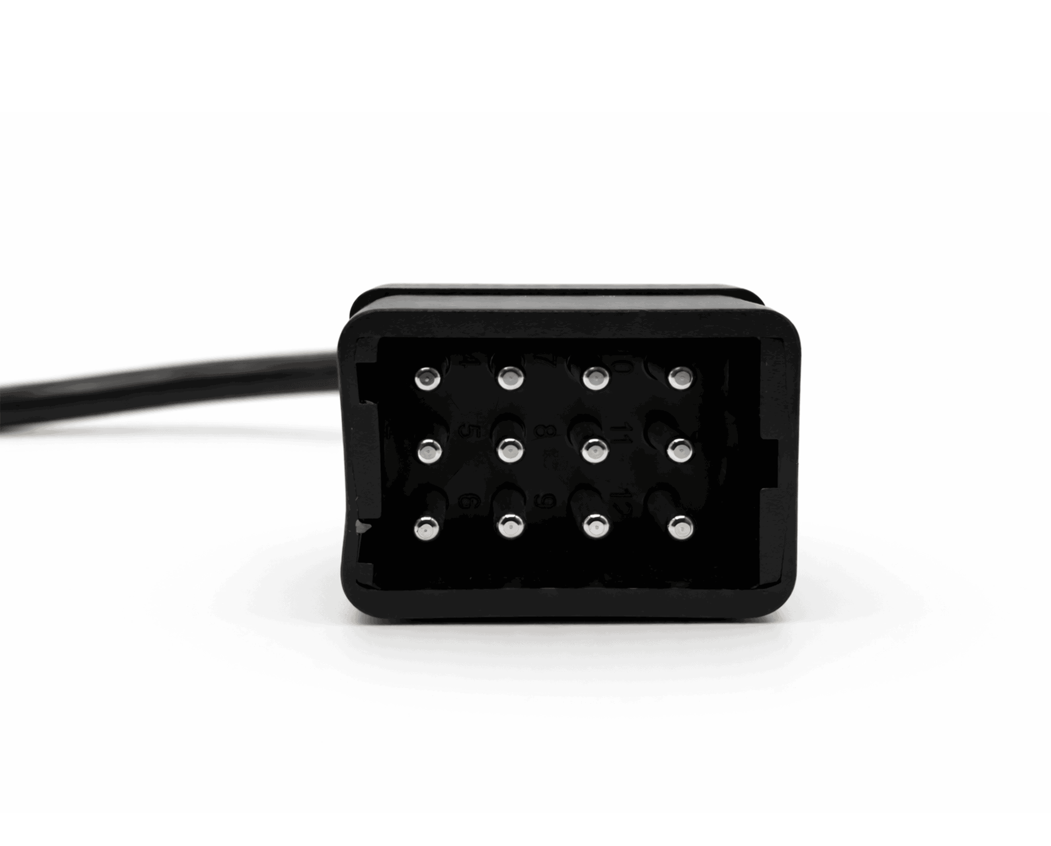 Gros plan sur la prise noire à 12 broches d un adaptateur de diagnostic automobile Renault