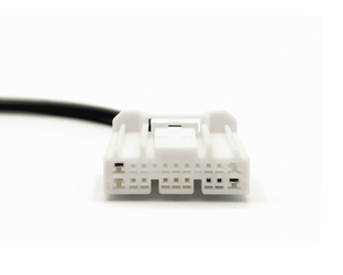 Gros plan sur le connecteur blanc de l adaptateur OBD2 Tesla 20 broches pour diagnostic