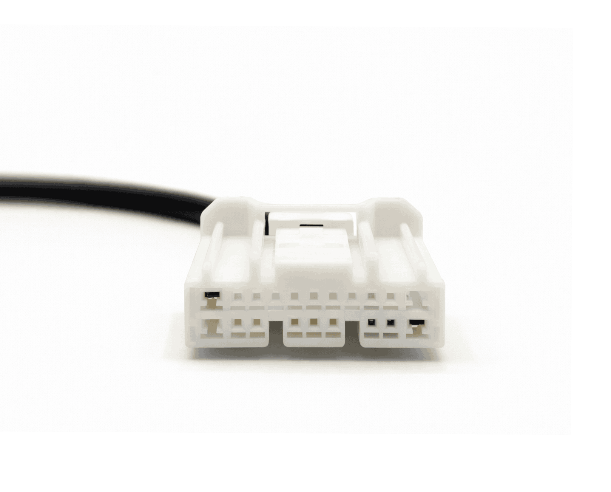 Gros plan sur le connecteur blanc de l adaptateur OBD2 Tesla 20 broches pour diagnostic