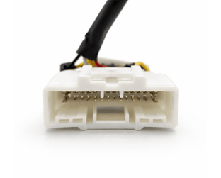 Gros plan sur le connecteur 26 broches de l adaptateur OBD2 pour Tesla Model 3 et Model Y