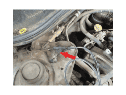 Détail de la coupelle de suspension droite d une Alfa Romeo 145 avec un fil électrique