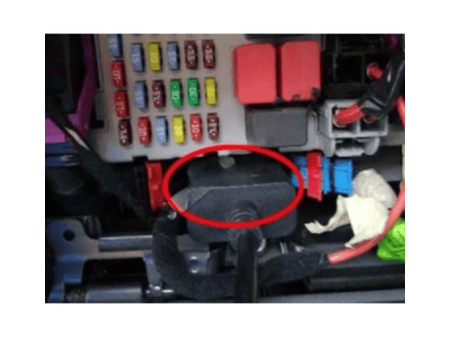 Localisation de la prise de diagnostic OBD entourée en rouge sur une Alfa Romeo 147