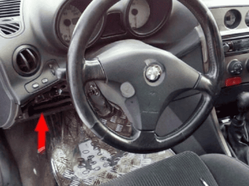 Emplacement de la prise de diagnostic OBD2 sous le volant d une Alfa Romeo 156