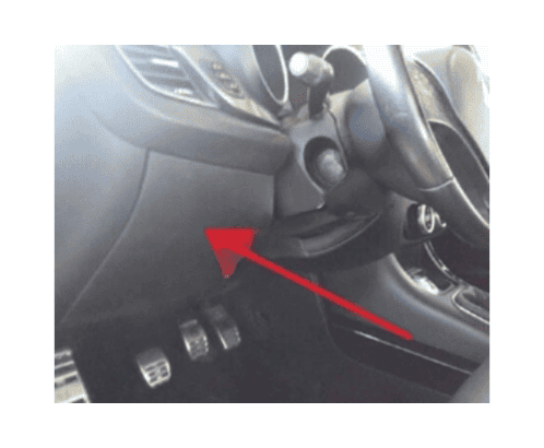 Emplacement de la prise de diagnostic OBD sous le volant d une Alfa Romeo Giulietta