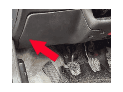 Fleche rouge designant le cache plastique de la prise OBD sur Alfa Romeo GTV