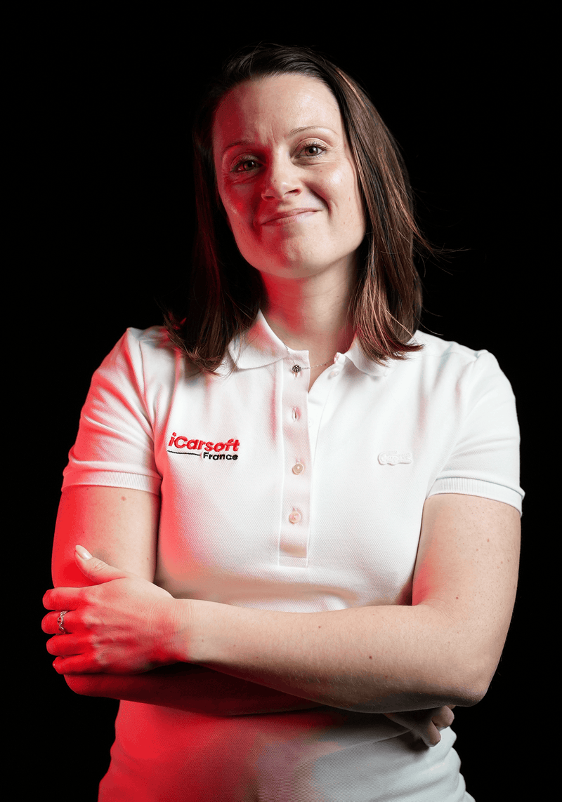 Portrait d Amelie de l equipe iCarsoft France en polo blanc sur fond noir