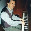 Portrait de asandr souriant et jouant du piano devant l objectif