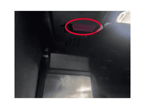 Photo montrant l'emplacement de la prise OBD2 sous le tableau de bord d'une Audi A7