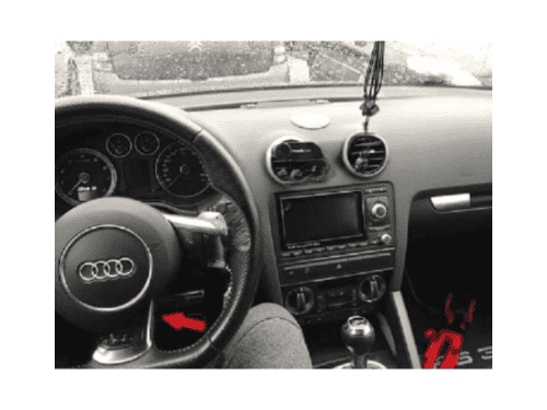 Tableau de bord et volant Audi RS3 avec une fleche rouge indicatrice
