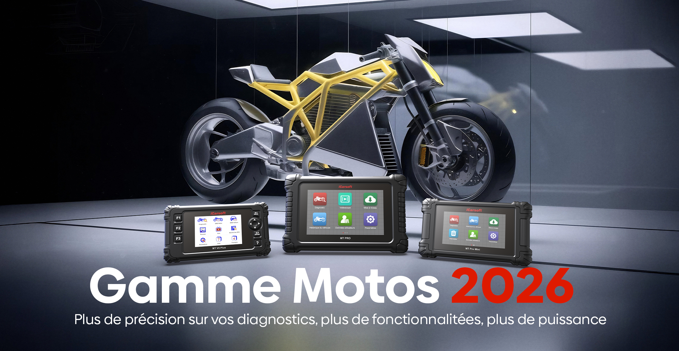 Trois valises de diagnostic iCarsoft Gamme Motos 2026 devant une moto de sport futuriste